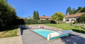 Gite de Belle Vue sur la commune de Dournazac en Haute-Vienne - Nouvelle Aquitaine - la piscine et le gîte au dessus_31