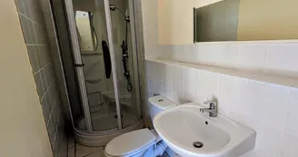 Gite de Belle Vue sur la commune de Dournazac en Haute-Vienne - Nouvelle Aquitaine - salle d'eau privée chambre 3_20 Gite de Belle Vue sur la commune de Dournazac en Haute-Vienne - Nouvelle Aquitaine - salle d'eau privée chambre 3_20