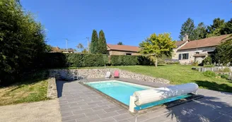 Gite de Belle Vue sur la commune de Dournazac en Haute-Vienne - Nouvelle Aquitaine - la piscine et le gîte au dessus_3
