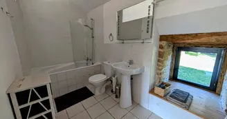 Gite de Belle Vue sur la commune de Dournazac en Haute-Vienne - Nouvelle Aquitaine - salle de bains privée à la chambre 1_15