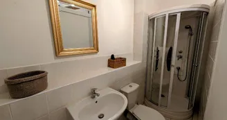 Gite de Belle Vue sur la commune de Dournazac en Haute-Vienne - Nouvelle Aquitaine - salle d'eau privée chambre 2_17
